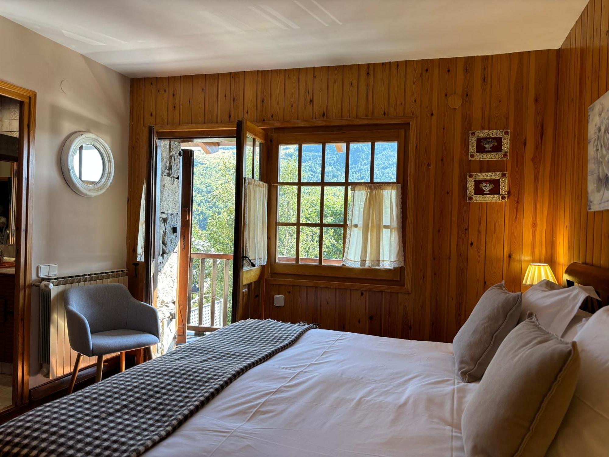 El Xalet De Tauell Hotel Rural Luaran gambar