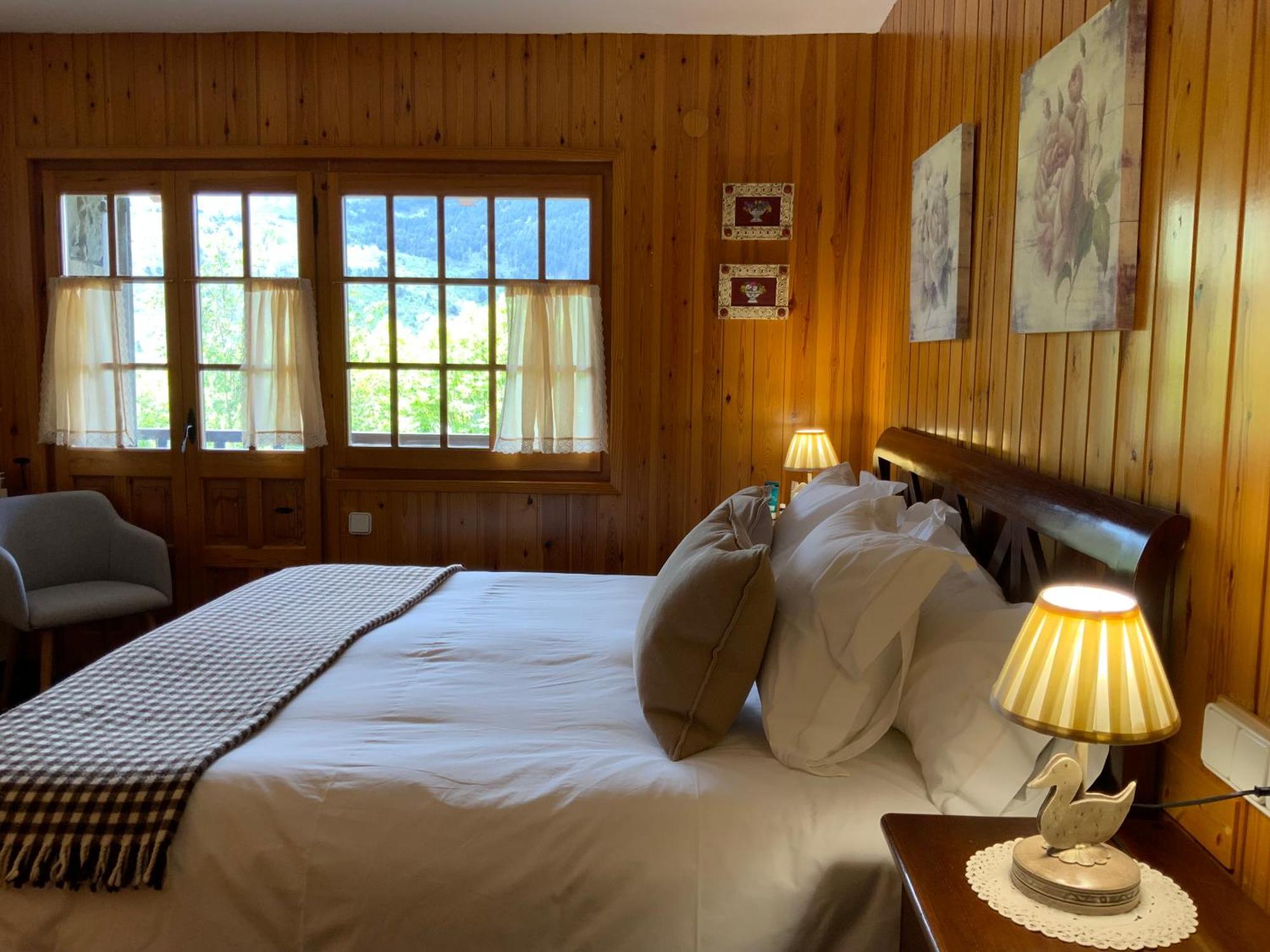 El Xalet De Tauell Hotel Rural Luaran gambar