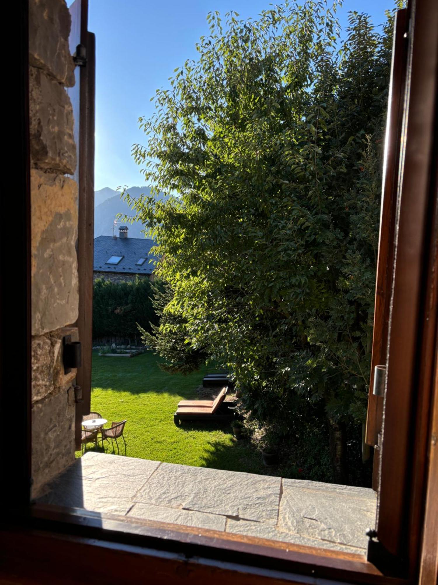 El Xalet De Tauell Hotel Rural Luaran gambar