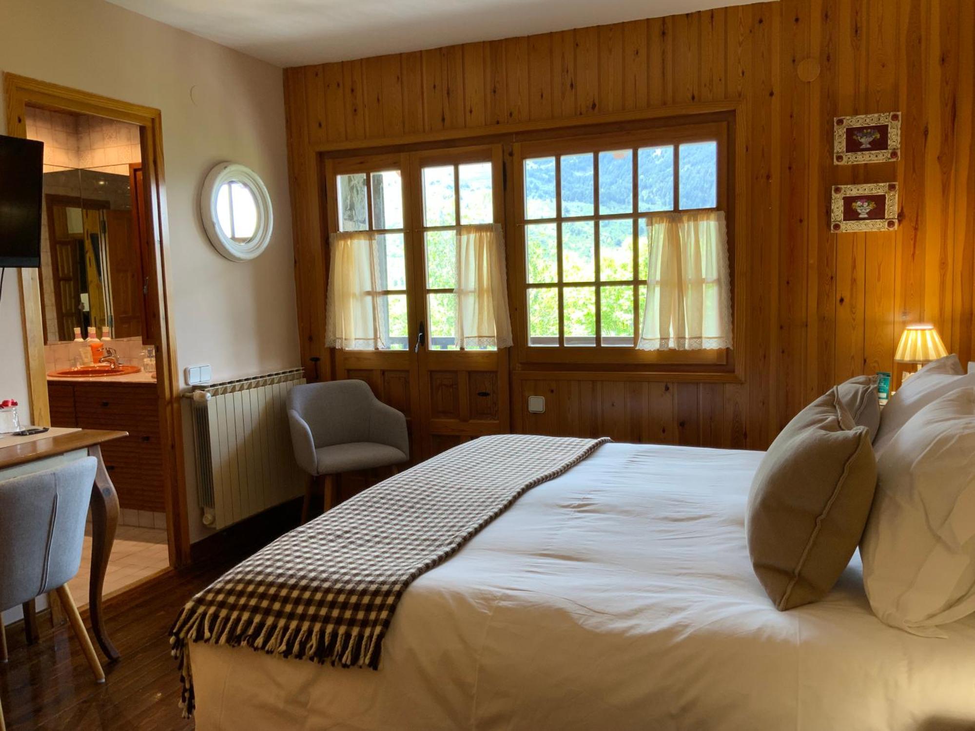 El Xalet De Tauell Hotel Rural Luaran gambar