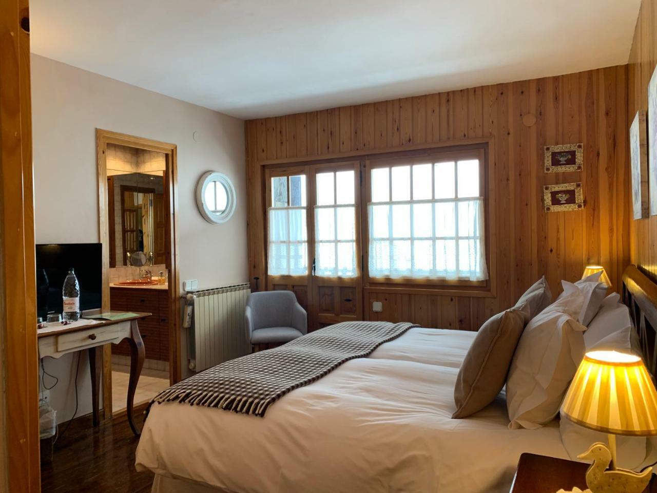 El Xalet De Tauell Hotel Rural Luaran gambar
