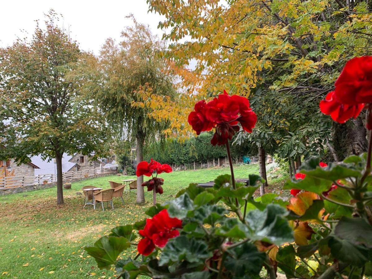 El Xalet De Tauell Hotel Rural Luaran gambar